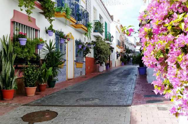 Imagen de una calle típica de Estepona con flores.