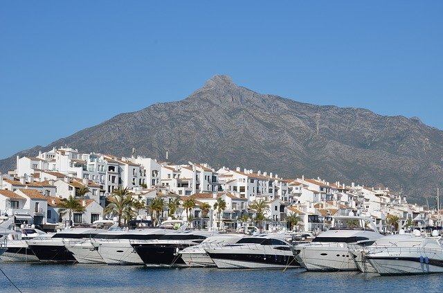imagen barco Puerto banús donde se ve el mar y la montaña la concha
